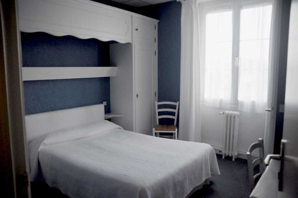 hotel-le-phare-ouistreham-chambre-bleue