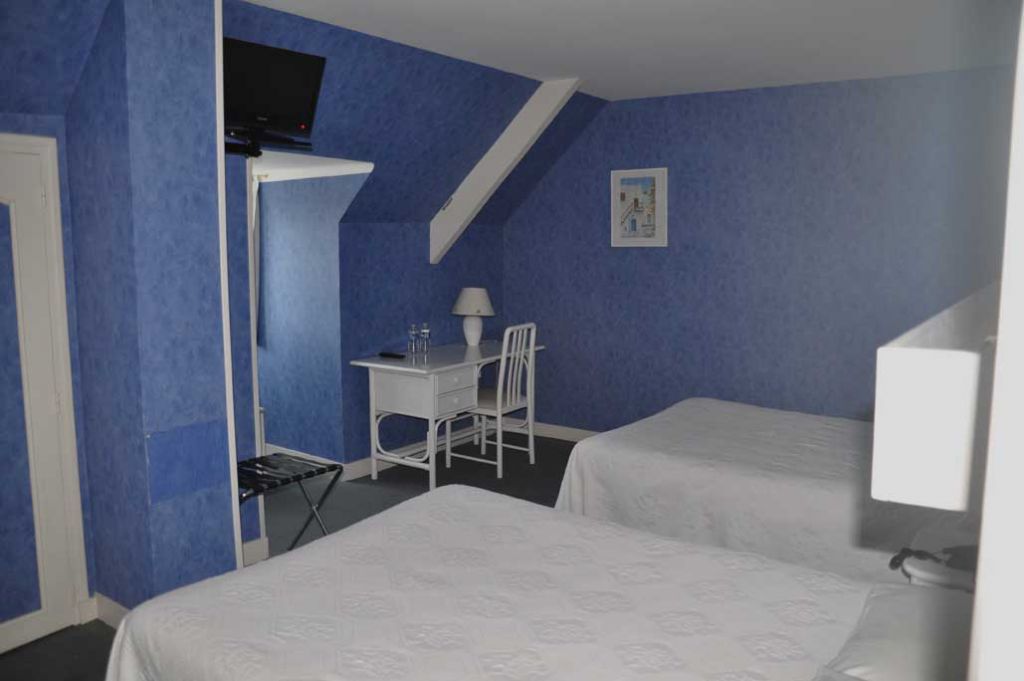 hotel-le-phare-ouistreham-chambre-bleue-2